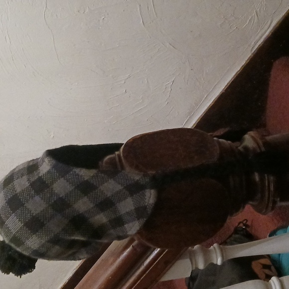 Men's tassel top ear flap beanie grey/black checkered - Picture 2 of 2